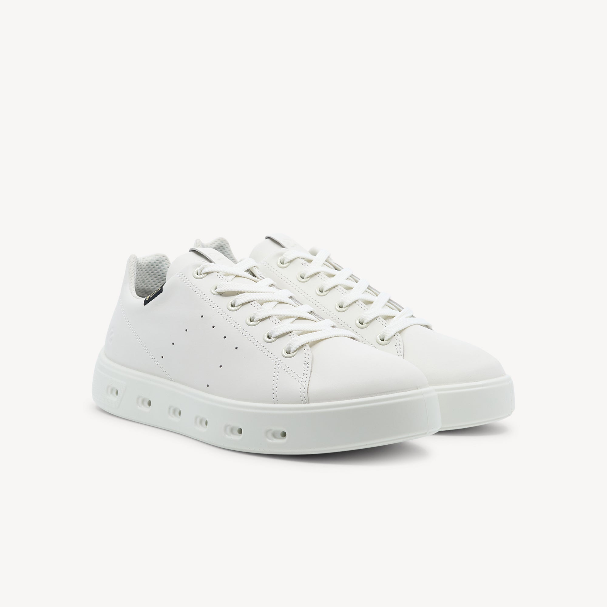 Side view of ECCO Street 720 White Lea GTX Womens features leather upper, GORE‑TEX waterproofing & FLUIDFORM midsole for all‑day comfort. Shop now.