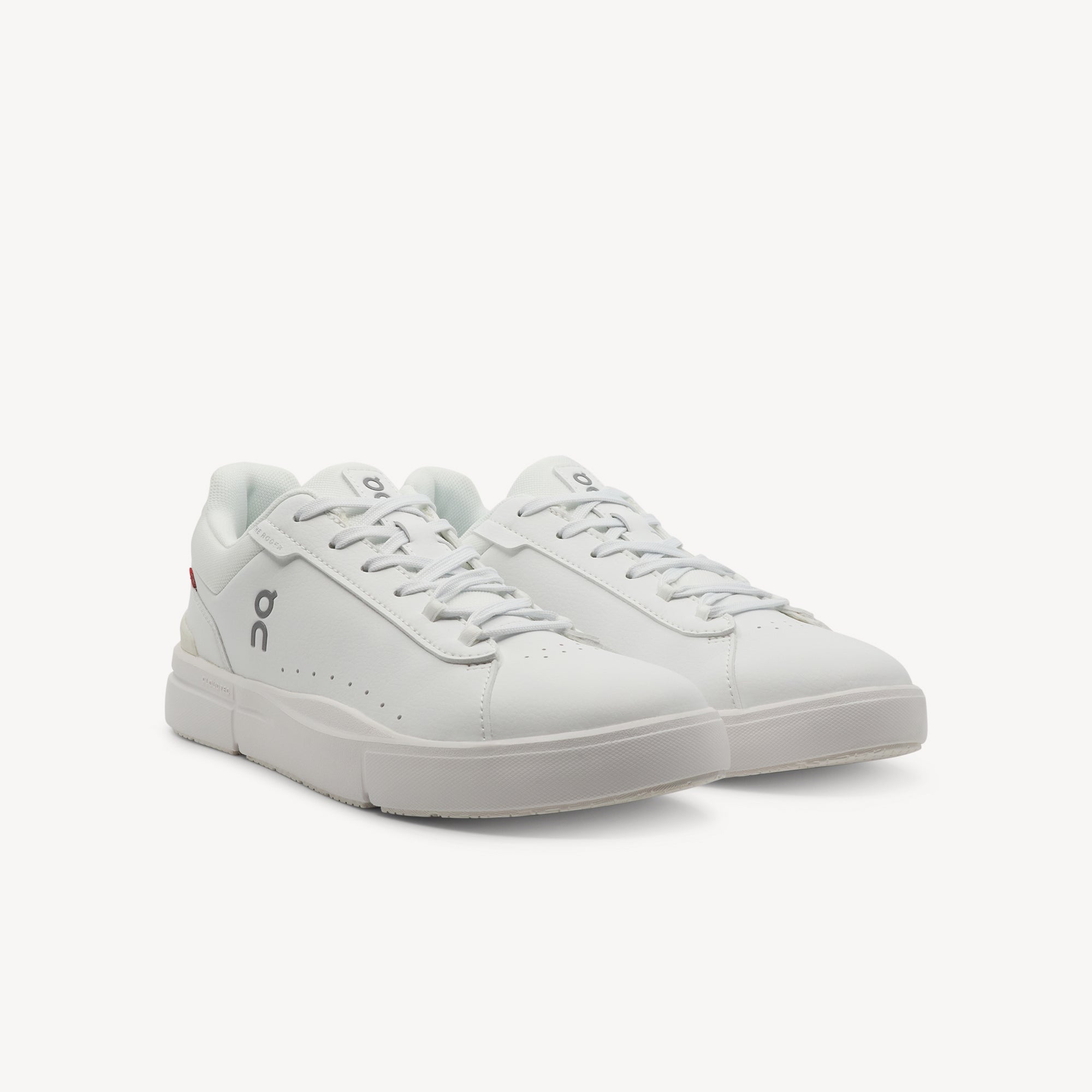 Side view of ON THE ROGER ADVANTAGE features cushioned comfort and sleek styling at Profeet Footwear. Tennis-inspired lifestyle shoe for women. Expert-fitted.
