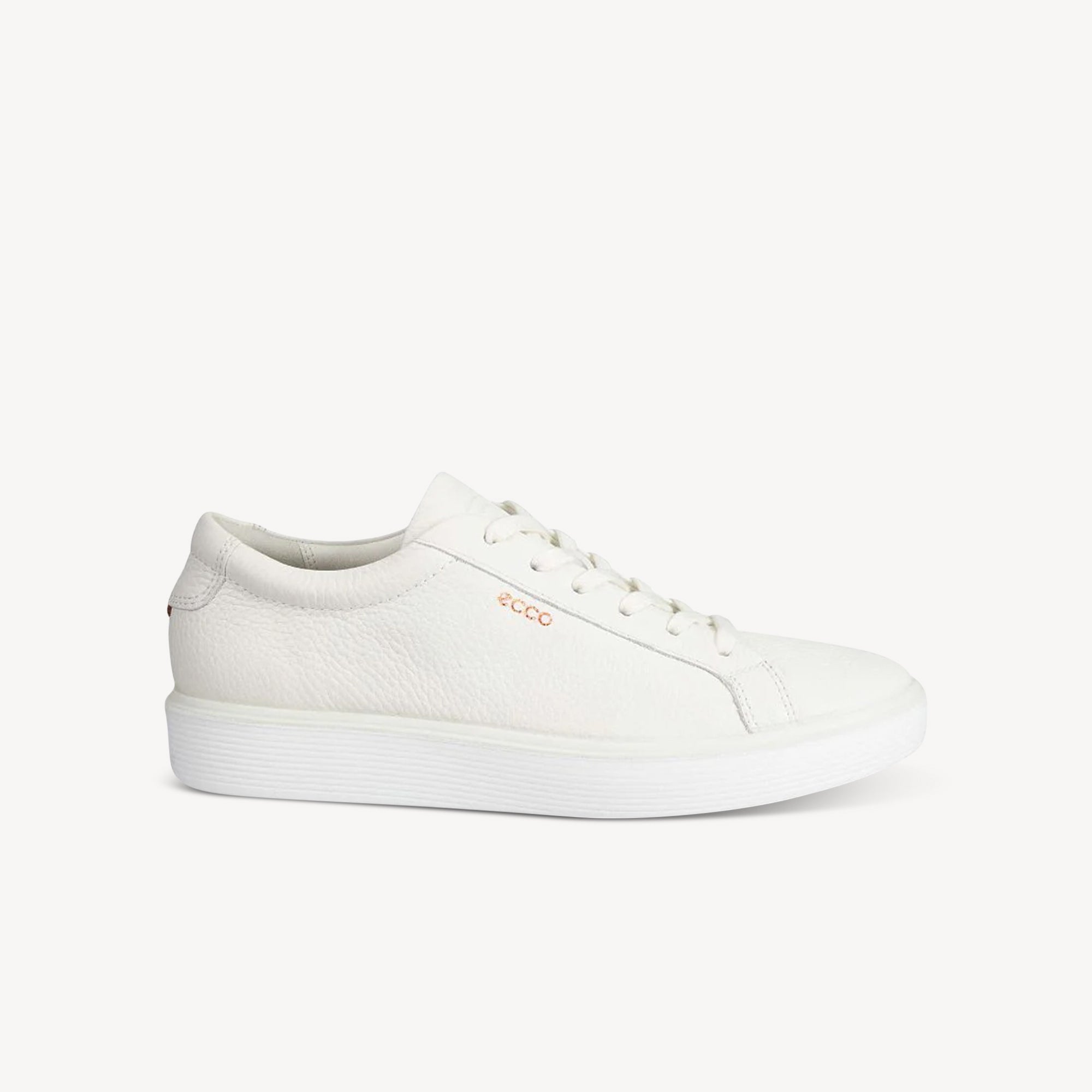 ECCO Soft 60 White Aeon Womens offers luxe leather construction, FLUIDFORM™ midsole for superior cushioning and a relaxed lining for all‑day wear.