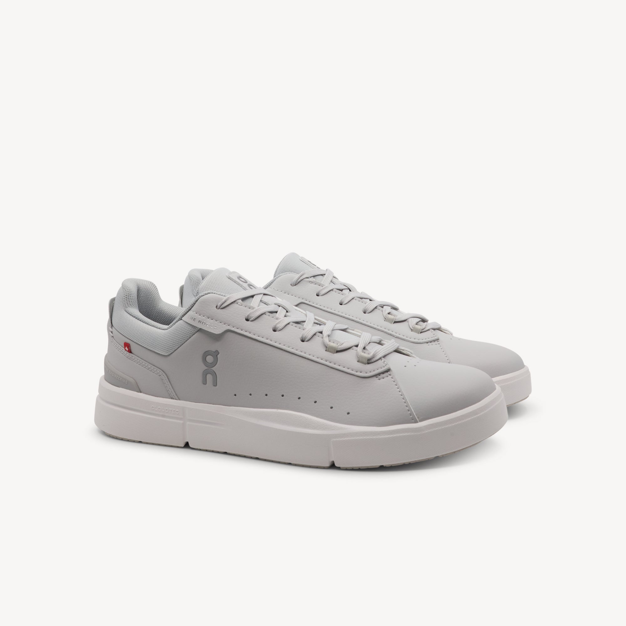 Side view of On The Roger Advantage features concealed CloudTec® cushioning at Profeet Footwear. Classic tennis sneaker designed for all-day comfort. Shop now.