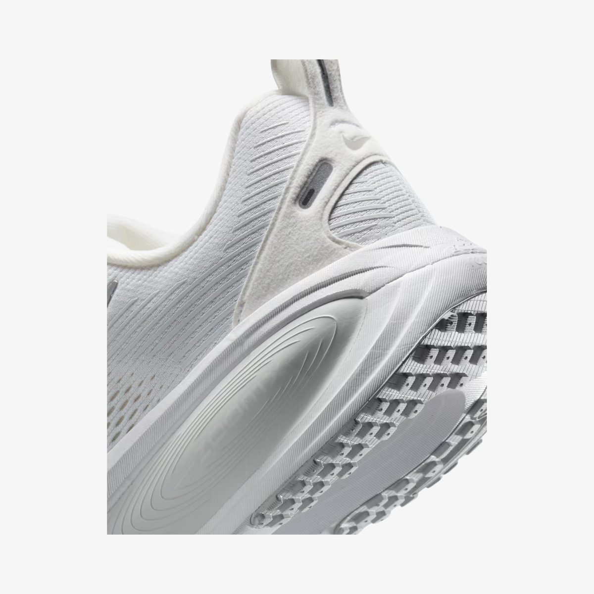 Nike Vomero 18 White / Metallic Silver Womens